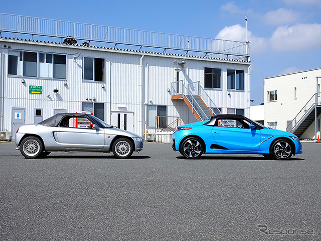 ホンダ『S660』プロトタイプ(ブルー)。銀色のクルマは1991年に登場した『ビート』。袖ヶ浦フォレストレースウェイ(千葉県)で3月中旬に開催された試乗会にて