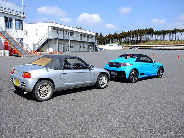 ホンダ『S660』プロトタイプ(ブルー)。銀色のクルマは1991年に登場した『ビート』。袖ヶ浦フォレストレースウェイ(千葉県)で3月中旬に開催された試乗会にて