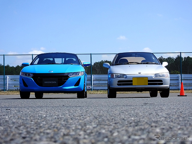 ホンダ『S660』プロトタイプ(ブルー)。銀色のクルマは1991年に登場した『ビート』。袖ヶ浦フォレストレースウェイ(千葉県)で3月中旬に開催された試乗会にて