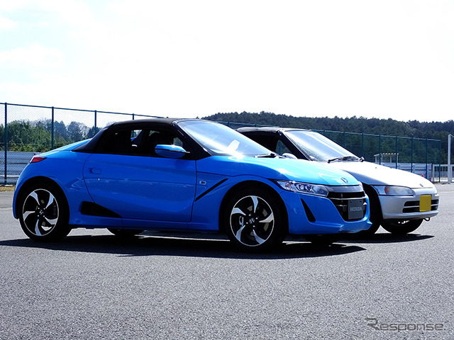 ホンダ『S660』プロトタイプ(ブルー)。銀色のクルマは1991年に登場した『ビート』。袖ヶ浦フォレストレースウェイ(千葉県)で3月中旬に開催された試乗会にて