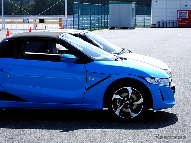 ホンダ『S660』プロトタイプ(ブルー)。銀色のクルマは1991年に登場した『ビート』。袖ヶ浦フォレストレースウェイ(千葉県)で3月中旬に開催された試乗会にて
