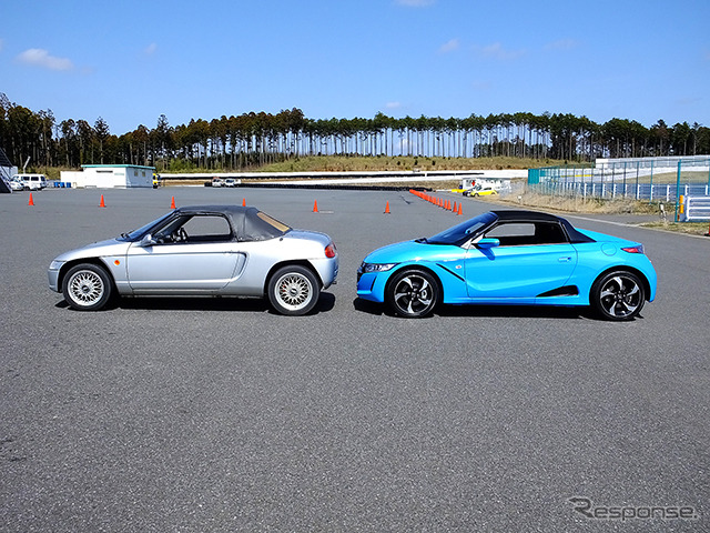 ホンダ『S660』プロトタイプ(ブルー)。銀色のクルマは1991年に登場した『ビート』。袖ヶ浦フォレストレースウェイ(千葉県)で3月中旬に開催された試乗会にて