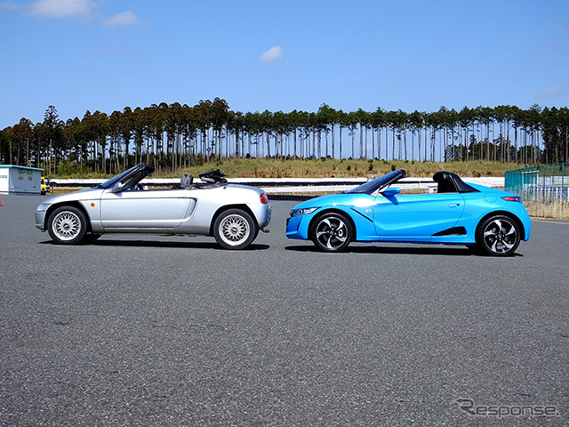 ホンダ『S660』プロトタイプ(ブルー)。銀色のクルマは1991年に登場した『ビート』。袖ヶ浦フォレストレースウェイ(千葉県)で3月中旬に開催された試乗会にて