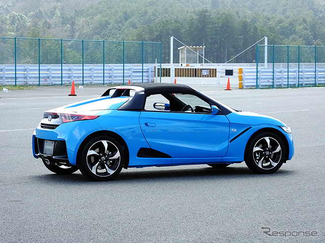 ホンダ『S660』プロトタイプ。袖ヶ浦フォレストレースウェイ(千葉県)で3月中旬に開催された試乗会にて