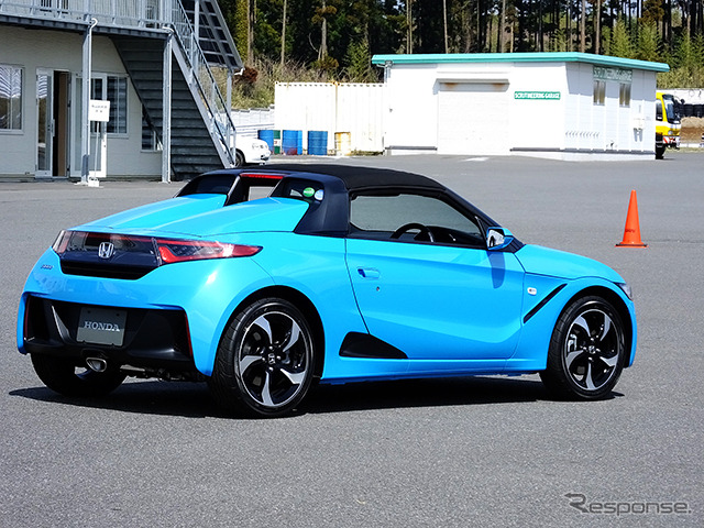 ホンダ『S660』プロトタイプ。袖ヶ浦フォレストレースウェイ(千葉県)で3月中旬に開催された試乗会にて