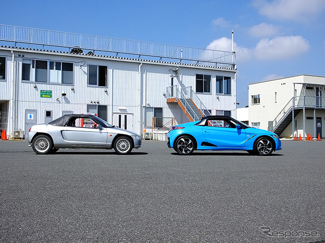ホンダ『S660』プロトタイプ(ブルー)。銀色のクルマは1991年に登場した『ビート』。袖ヶ浦フォレストレースウェイ(千葉県)で3月中旬に開催された試乗会にて