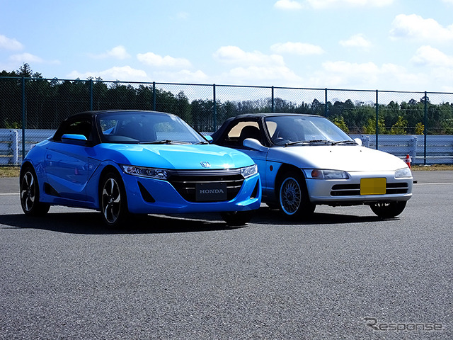 ホンダ『S660』プロトタイプ(ブルー)。銀色のクルマは1991年に登場した『ビート』。袖ヶ浦フォレストレースウェイ(千葉県)で3月中旬に開催された試乗会にて
