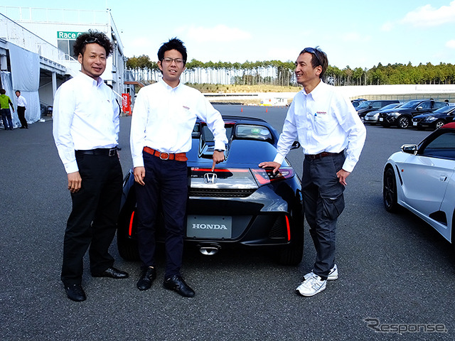 S660の開発陣。左から本田技術研究所・四輪R&Dセンターの岡義友氏(シャシー担当)、椋本陵氏(開発責任者)、坂元玲氏(衝突安全担当)。椋本氏はなんと20代。袖ヶ浦フォレストレースウェイ(千葉県)で開催されたS660プロトタイプ試乗会にて