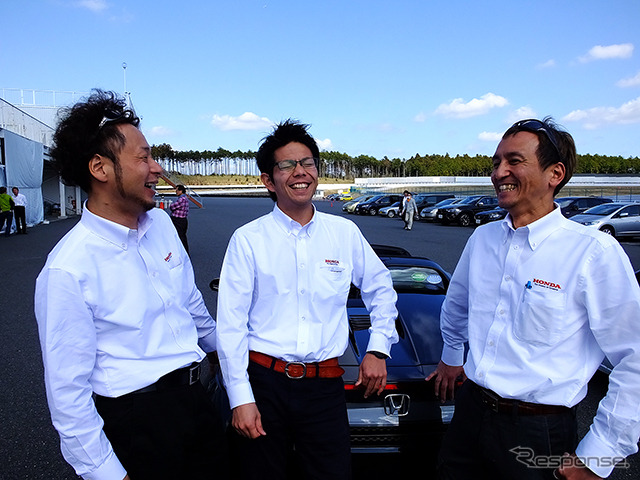 S660の開発陣。左から本田技術研究所・四輪R&Dセンターの岡義友氏(シャシー担当)、椋本陵氏(開発責任者)、坂元玲氏(衝突安全担当)。椋本氏はなんと20代。袖ヶ浦フォレストレースウェイ(千葉県)で開催されたS660プロトタイプ試乗会にて