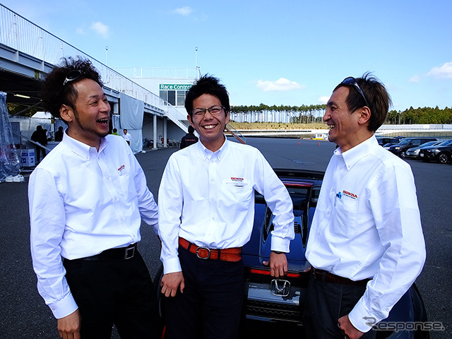 S660の開発陣。左から本田技術研究所・四輪R&Dセンターの岡義友氏(シャシー担当)、椋本陵氏(開発責任者)、坂元玲氏(衝突安全担当)。椋本氏はなんと20代。袖ヶ浦フォレストレースウェイ(千葉県)で開催されたS660プロトタイプ試乗会にて
