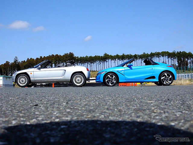 ホンダ『S660』プロトタイプ(ブルー)。銀色のクルマは1991年に登場した『ビート』。袖ヶ浦フォレストレースウェイ(千葉県)で3月中旬に開催された試乗会にて