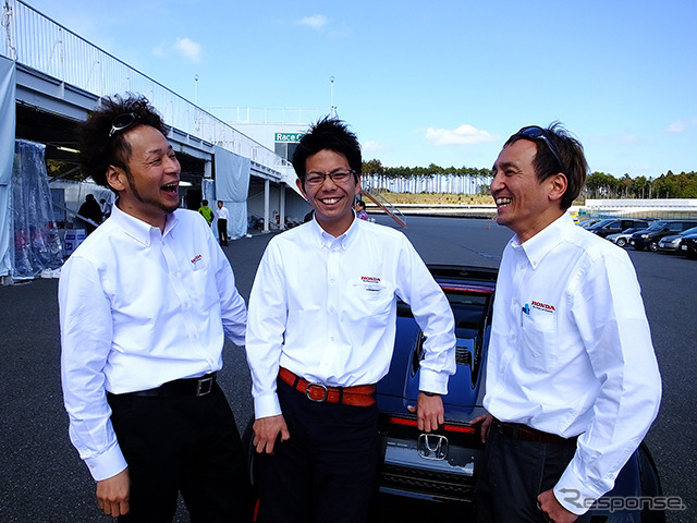 S660の開発陣。左から本田技術研究所・四輪R&Dセンターの岡義友氏(シャシー担当)、椋本陵氏(開発責任者)、坂元玲氏(衝突安全担当)。椋本氏はなんと20代。袖ヶ浦フォレストレースウェイ(千葉県)で開催されたS660プロトタイプ試乗会にて