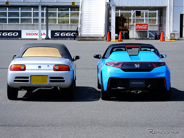 ホンダ『S660』プロトタイプ(ブルー)。銀色のクルマは1991年に登場した『ビート』。袖ヶ浦フォレストレースウェイ(千葉県)で3月中旬に開催された試乗会にて