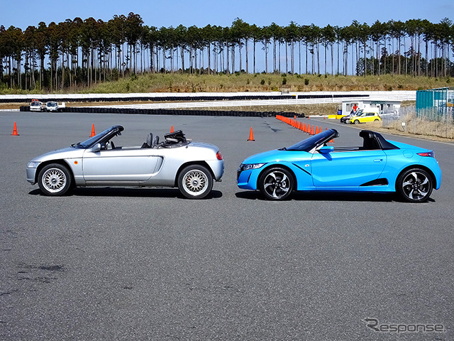ホンダ『S660』プロトタイプ(ブルー)。銀色のクルマは1991年に登場した『ビート』。袖ヶ浦フォレストレースウェイ(千葉県)で3月中旬に開催された試乗会にて
