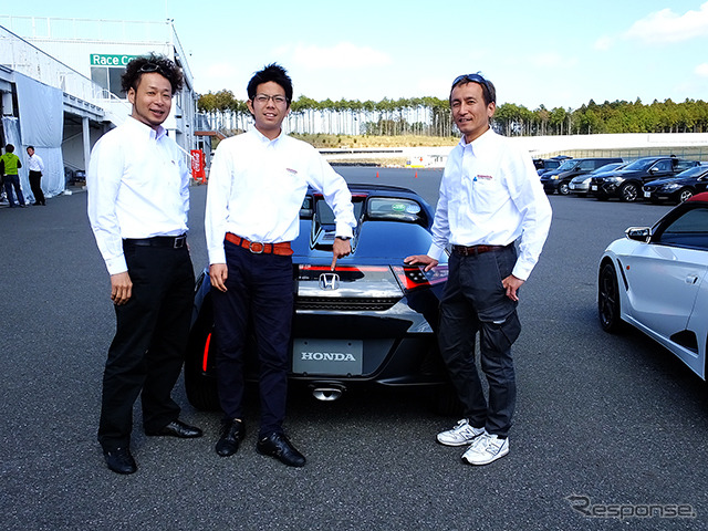 S660の開発陣。左から本田技術研究所・四輪R&Dセンターの岡義友氏(シャシー担当)、椋本陵氏(開発責任者)、坂元玲氏(衝突安全担当)。袖ヶ浦フォレストレースウェイ(千葉県)で開催されたS660プロトタイプ試乗会にて