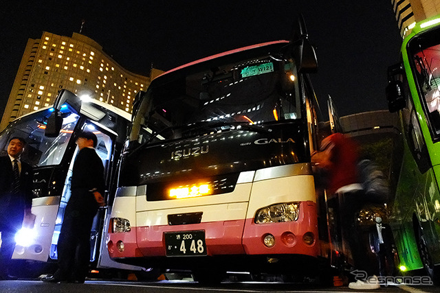 WILLERバスターミナル新宿西口にずらりと並ぶウィラーバス