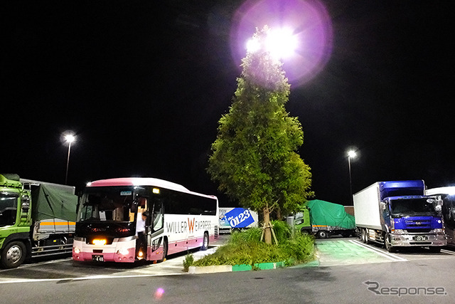 新名神高速道路 土山サービスエリア(滋賀県甲賀市)で休憩するウィラーバス。SAの駐車場などでは、乗務員による安全点検が行なわれ、ホイールナットを叩くカチカチという音が聞こえてくる