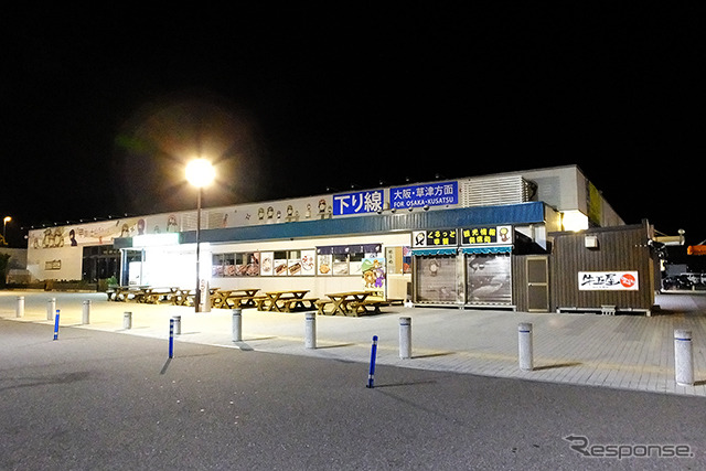 新名神高速道路 土山サービスエリア(滋賀県甲賀市)で休憩するウィラーバス。SAの駐車場などでは、乗務員による安全点検が行なわれ、ホイールナットを叩くカチカチという音が聞こえてくる