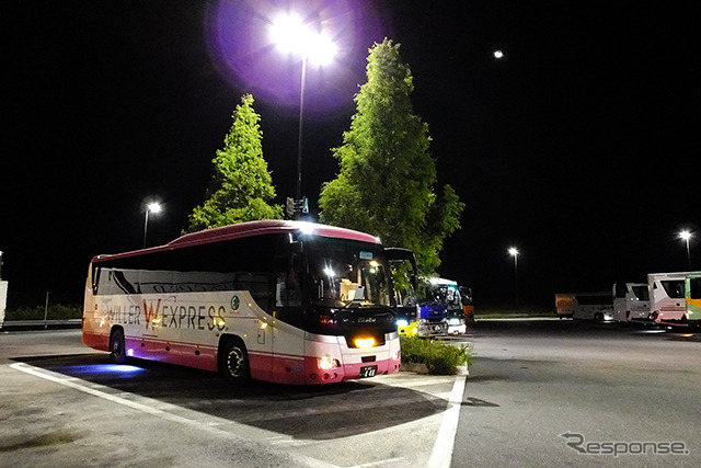 新名神高速道路 土山サービスエリア(滋賀県甲賀市)で休憩するウィラーバス。SAの駐車場などでは、乗務員による安全点検が行なわれ、ホイールナットを叩くカチカチという音が聞こえてくる