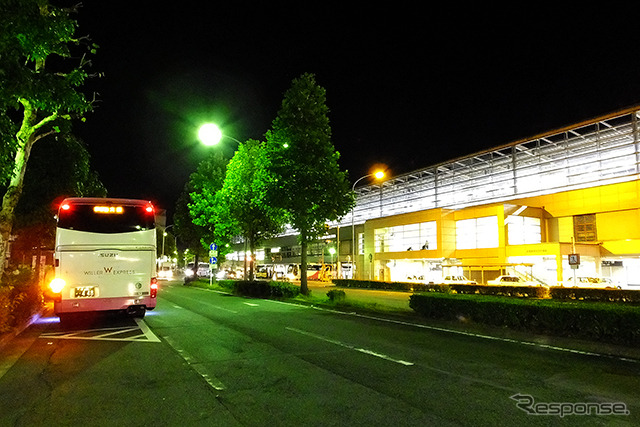 東京と関西を結ぶウィラーの夜行高速バス。京都駅前を発ち、終点まであとわずか