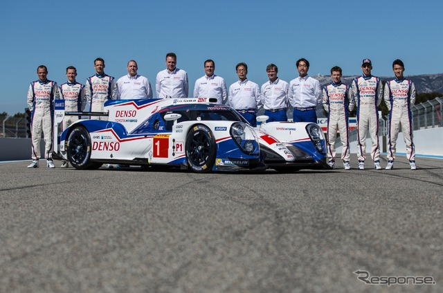 15年仕様に進化したトヨタTS040と、中嶋一貴(右端)らチームメンバー。