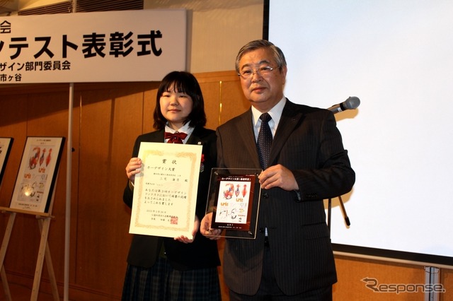 uniをデザインした、愛知県立愛知工業高等学校 3年の三宅海月さんと自動車技術会常務理事の窪塚孝夫氏