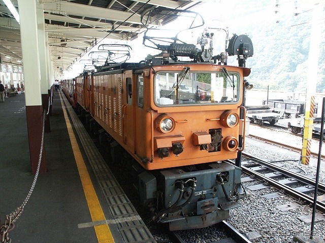 黒部峡谷鉄道は2015年度の一部運行開始日を4月28日に決めた。当初の予定より8日遅れになる。