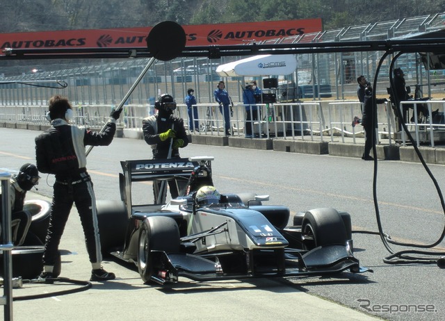 昨年はGP2に参戦していた伊沢が、今季はREAL(#11)に加入。この日は5番手タイム。