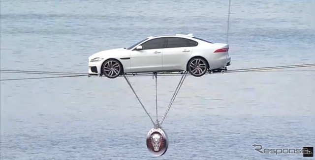 運河の上を綱渡りする新型ジャガーXF