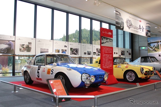 トヨタ スポーツ800 レース仕様車(手前)とホンダ S800 RSCレース仕様車(奥)