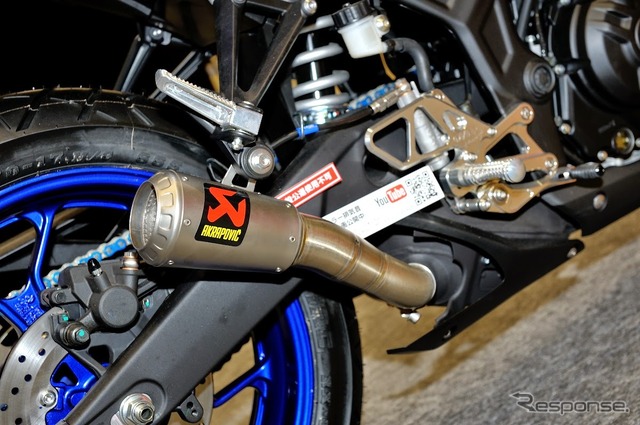 MotoGPスタイルのアクラボビッチ製レーシングマフラーを装着したヤマハ YZF-R25（東京モーターサイクルショー15）
