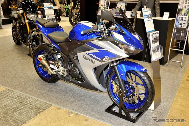 MotoGPスタイルのアクラボビッチ製レーシングマフラーを装着したヤマハ YZF-R25（東京モーターサイクルショー15）
