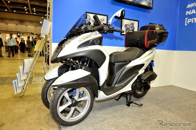 シティウェーブミラーやミッドシートバッグを装備したヤマハ トリシティ(東京モーターサイクルショー15)