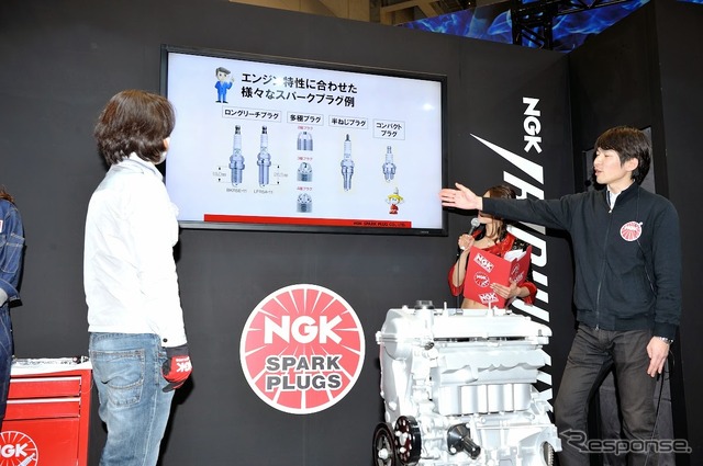 プラグ交換体験ステージ(東京モーターサイクルショー15)