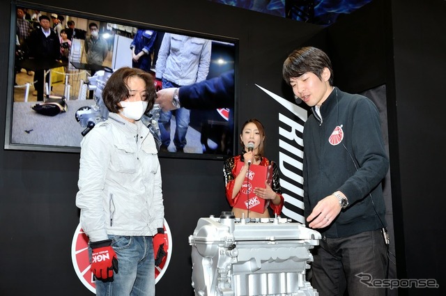 プラグ交換体験ステージ(東京モーターサイクルショー15)