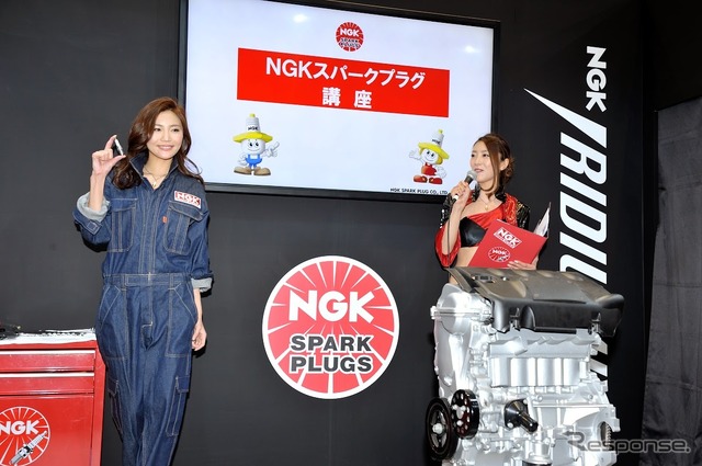 プラグ交換体験ステージ(東京モーターサイクルショー15)