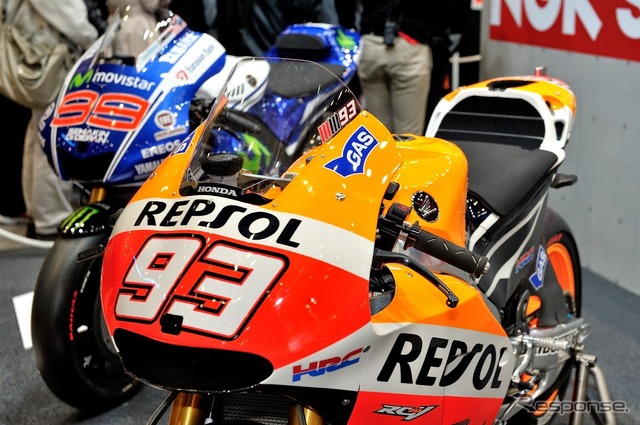 NGK スパークプラグを使用しているホンダ RC213Vとヤマハ YZR-M1(東京モーターサイクルショー15)