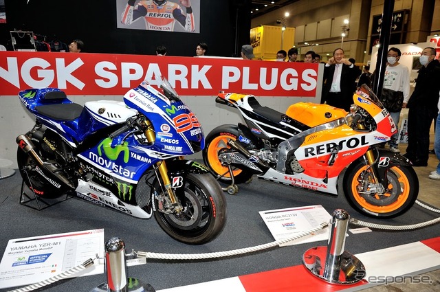 NGK スパークプラグを使用しているホンダ RC213Vとヤマハ YZR-M1(東京モーターサイクルショー15)