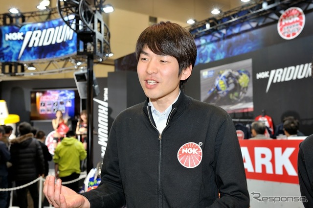 日本特殊陶業 自動車関連事業本部営業本部レースグループの植田知晃氏(東京モーターサイクルショー15)