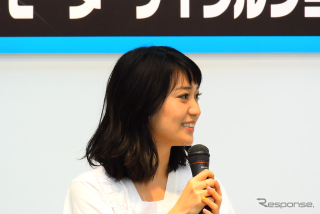 大島優子さん(東京モーターサイクルショー15)