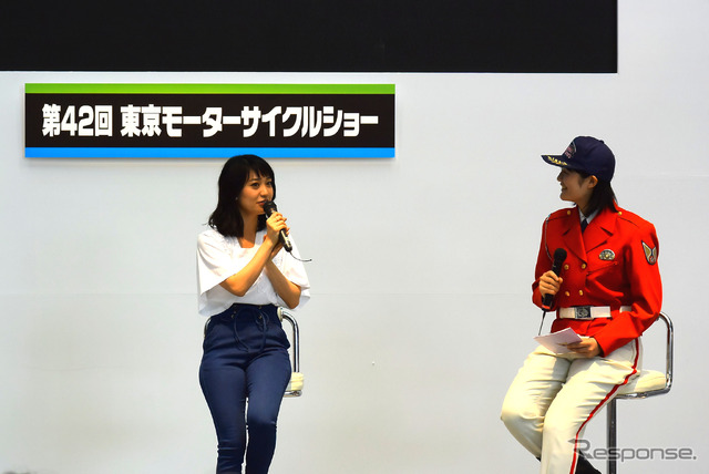 大島優子さんとクイーンスターズ隊員(東京モーターサイクルショー15)