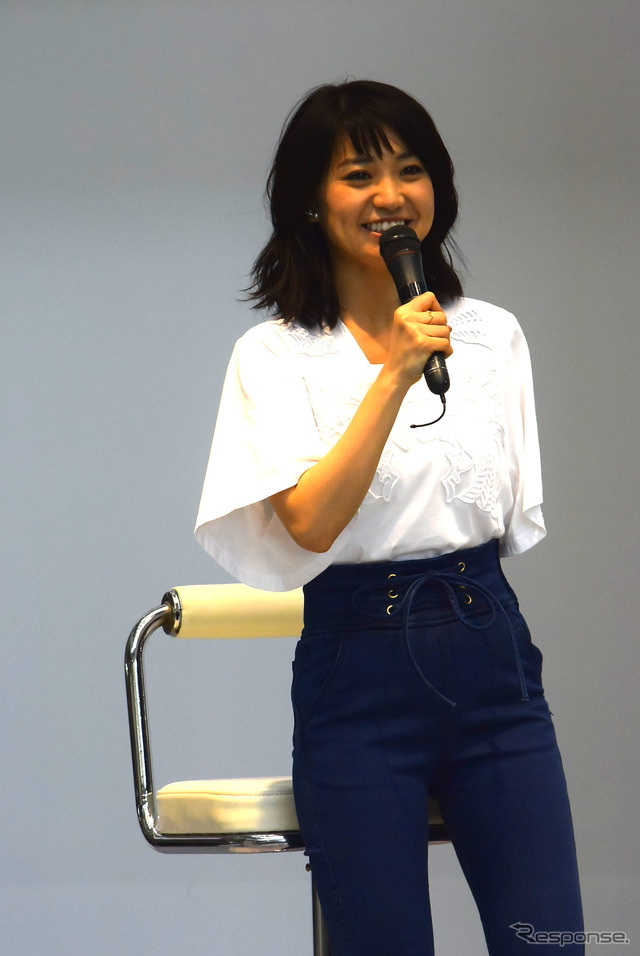 大島優子さん(東京モーターサイクルショー15)