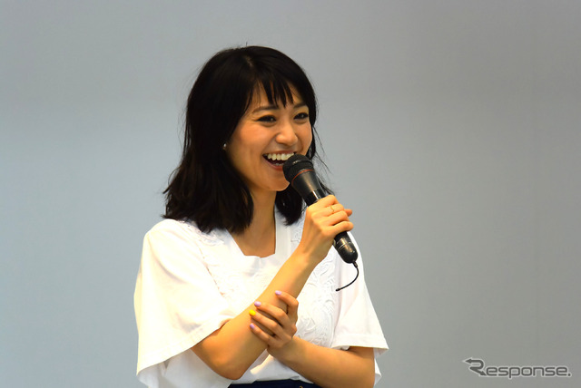 大島優子さん(東京モーターサイクルショー15)