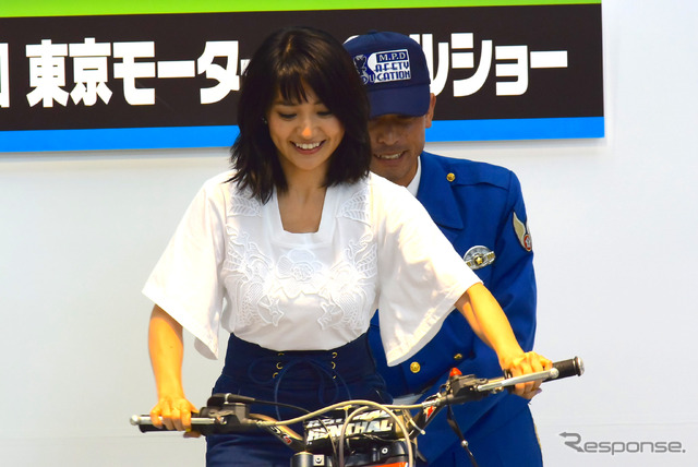 スタンディングスティルに挑戦する大島優子さん(東京モーターサイクルショー15)