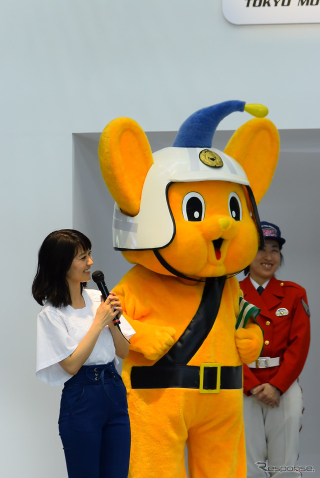 大島優子さん(東京モーターサイクルショー15)
