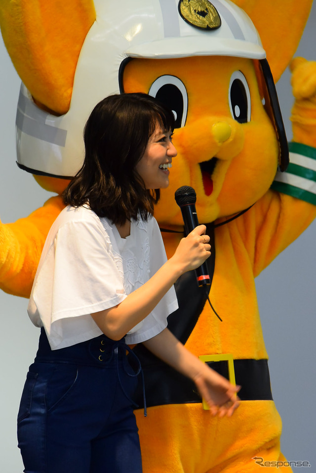 大島優子さん(東京モーターサイクルショー15)