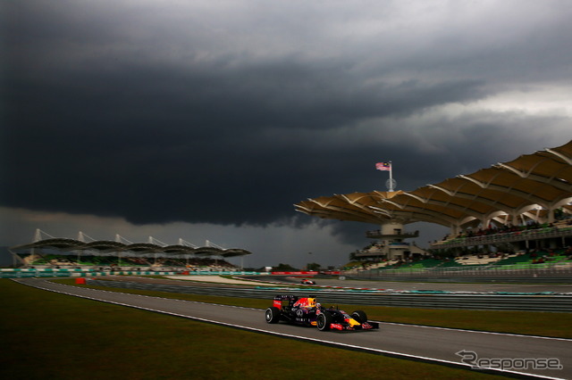 予選開始時には上空に黒い雨雲が