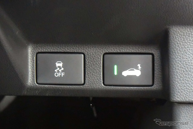 スポイラーの昇降は、運転席に追加されるスイッチによってマニュアルでの操作も可能