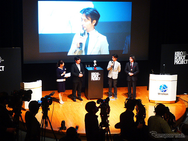 「地上から一番高い場所で対話をしたロボット」「初めて宇宙に行った寄り添いロボット」という2つのギネス世界記録にも認定されたKIROBO (日本科学未来館にて)