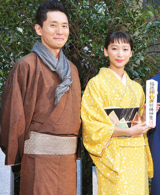 着物姿で日本橋を練り歩いた杏&松重豊